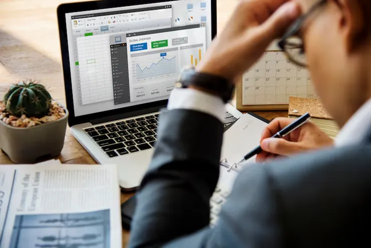 Reunión entre asesor fiscal y cliente en oficina moderna.